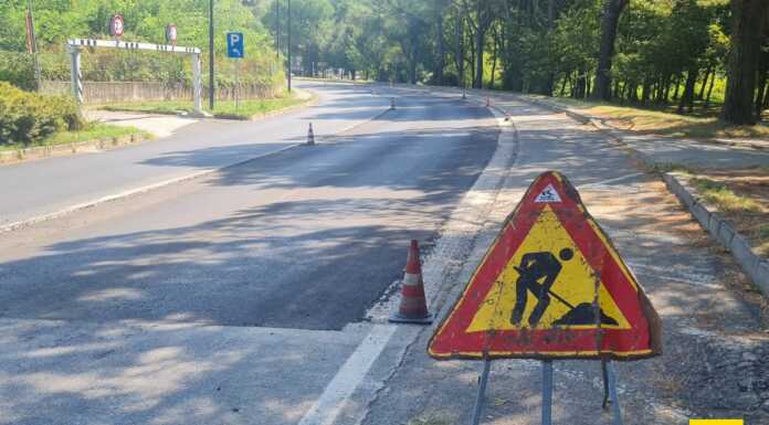 Procedono le asfaltature in via De Gasperi. Al via i lavori nel parcheggio di via Padri Serviti Asfaltature in viale De Gasperi a Calolzio
