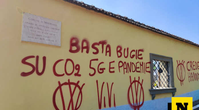 Vandali no vax ancora in azione: imbrattati i muri del cimitero a Imbersago