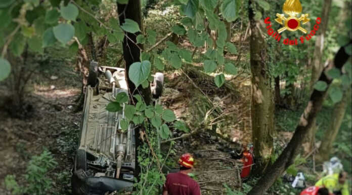 Incidente a Dorio: perde il controllo dell’auto e finisce nel bosco Incidente Dorio