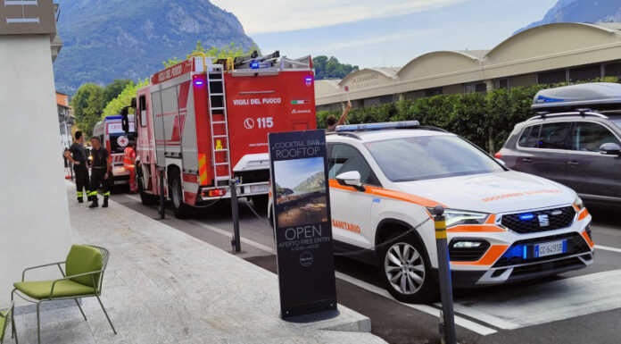 Malgrate, turista cade e si rompe una gamba, servono i VVF per consegnarlo al 118 Malgrate VVF Vigili del Fuoco automedica