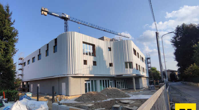 Olgiate: giù i ponteggi, la nuova scuola media svela la facciata d’ingresso