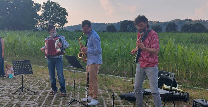 Osnago, successo per il concerto itinerante Balcanica con Simcha Ben