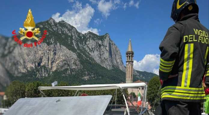 Lecco, prende fuoco una barca. L’intervento dei vigili del fuoco