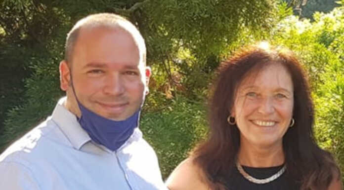 Il comune di Ballabio saluta e ringrazia la sua storica bibliotecaria Il sindaco Bussola con Anna Cugnaschi