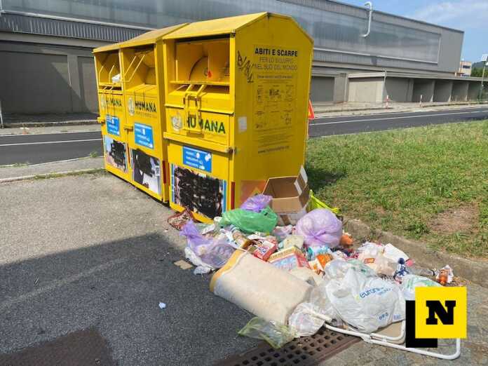 abbandono rifiuti-cassonetti-lecco