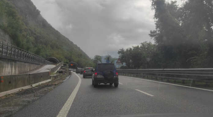 SS 36. Danneggiato tubo dell’acqua, corsia chiusa in direzione Lecco Code SS36 tubo rotto galleria Scoglio