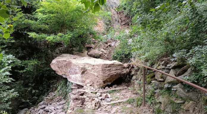 Dervio. Frana in via ai Monti, enorme masso piomba sul sentiero masso dervio via ai monti