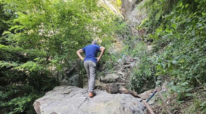Dervio. Frana in via ai Monti, 26 persone isolate masso dervio via ai monti