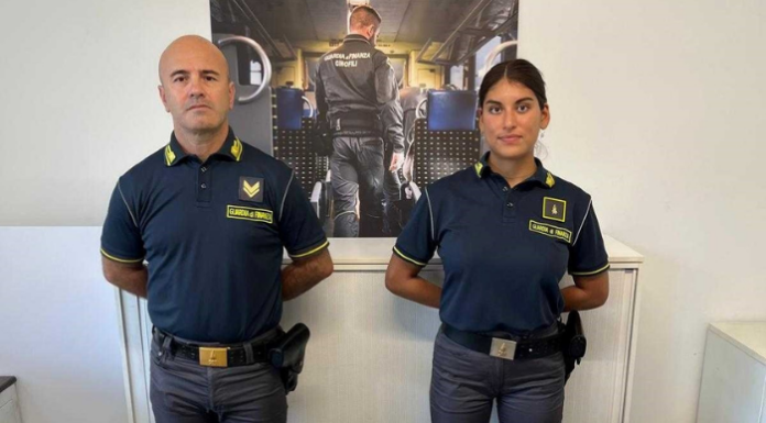 Como: sequestrati 121 cellulari a un passeggero in treno proveniente dalla Svizzera