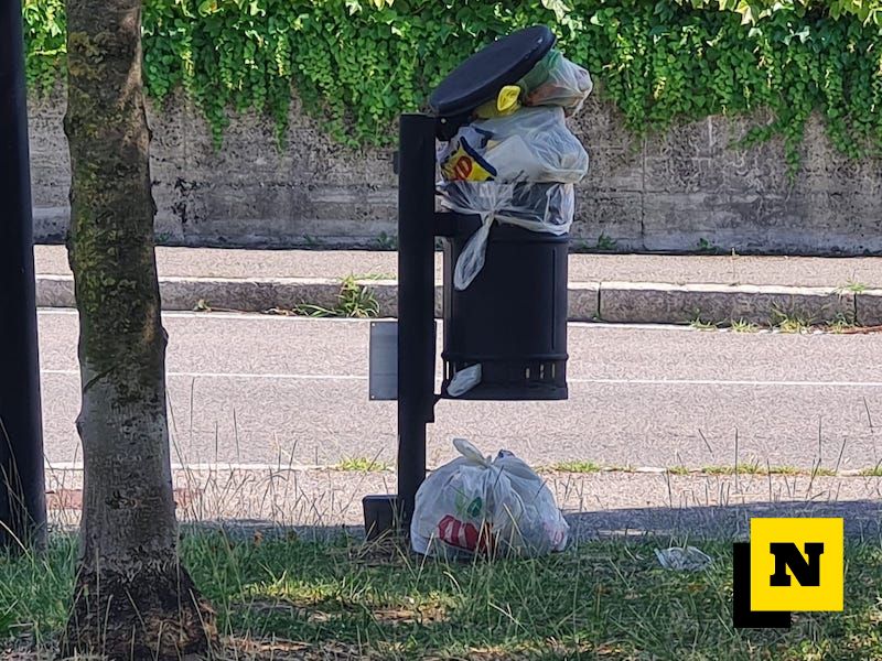 abbandono rifiuti-cassonetti-lecco