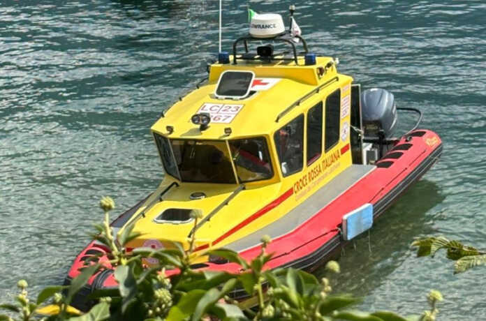 I soccorsi impegnati nel lago, a Onno, stamattina