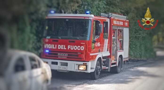 Perledo: a fuoco un’auto lungo via per Esino