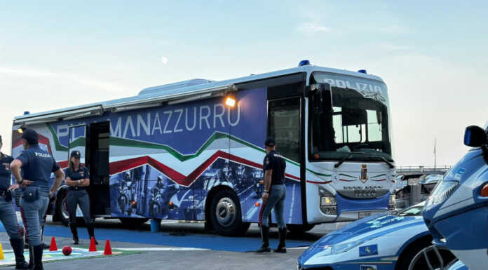 ‘E…state con noi 2024’: la campagna della Polizia di Stato fa tappa a Colico Pullman azzurro Polizia Stradale campagna "E...state con noi 2024"
