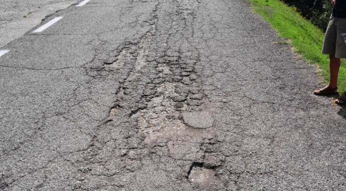 Bellano. Lavori stradali a Sanico, i residenti: “L’asfalto va rifatto”