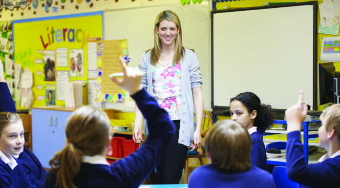 Scuola. Lettera al Ministro Valditara in merito alla Commissione Perla cuola insegnante classe aula