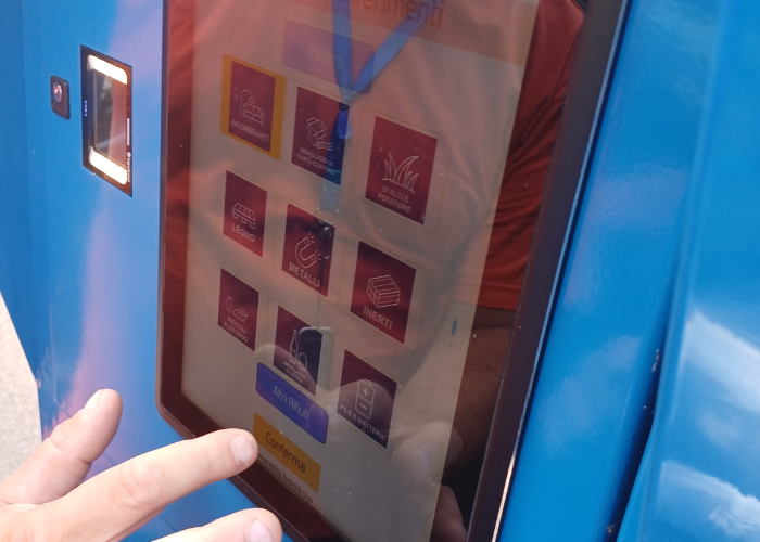 Totem touch-screen - selezione rifiuti 