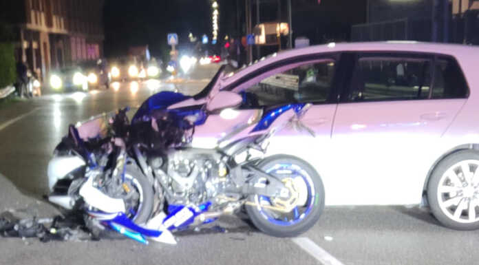 Paura a Pescate per uno schianto tra un’auto e una moto, soccorso un giovane terribile schianto a pescate auto moto