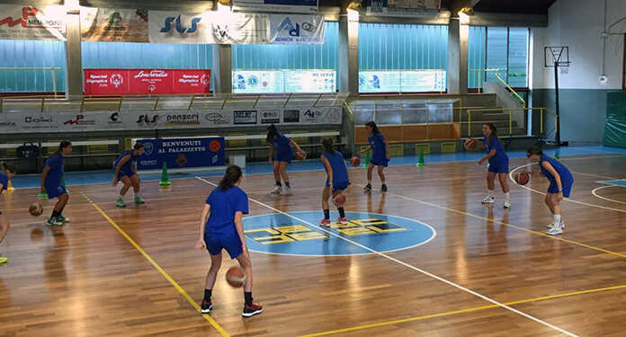 Basket femminile. La Starlight Valmadrera frena sui campionati senior: “Ripartiamo dal giovanile”