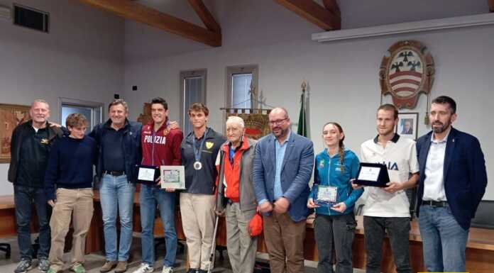 Mandello. Quattro stelle dello sport brillano tra il rombo dei motori Guzzi Riconoscimento atleti mandellesi sala consiliare