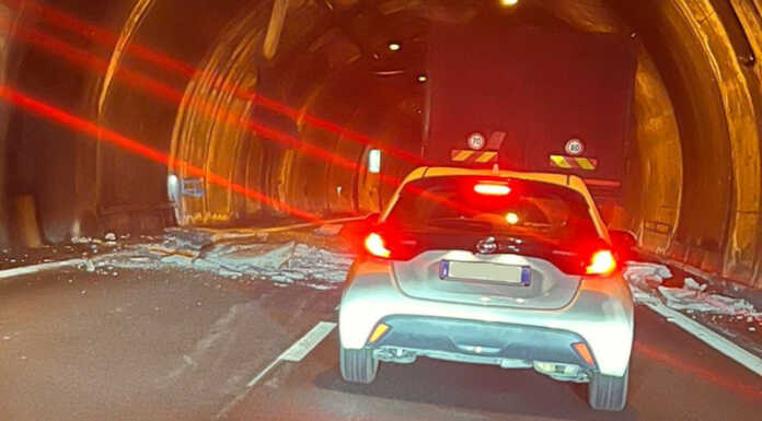 SS36, grossi calcinacci caduti nella galleria Luzzeno in direzione sud Calcinacci galleria Somana SS36