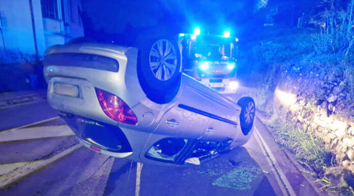 Calco, incidente poco dopo la curva di Sport: auto urta il muretto e si ribalta