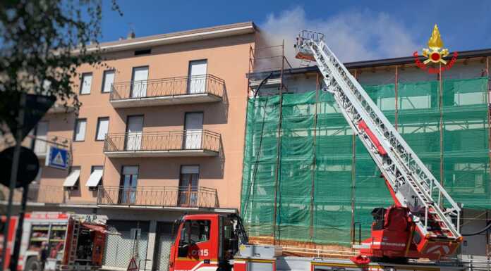 Incendio tetto a Calolzio, Vigili del Fuoco al lavoro Calolziocorte Vigili del fuoco incendio tetto