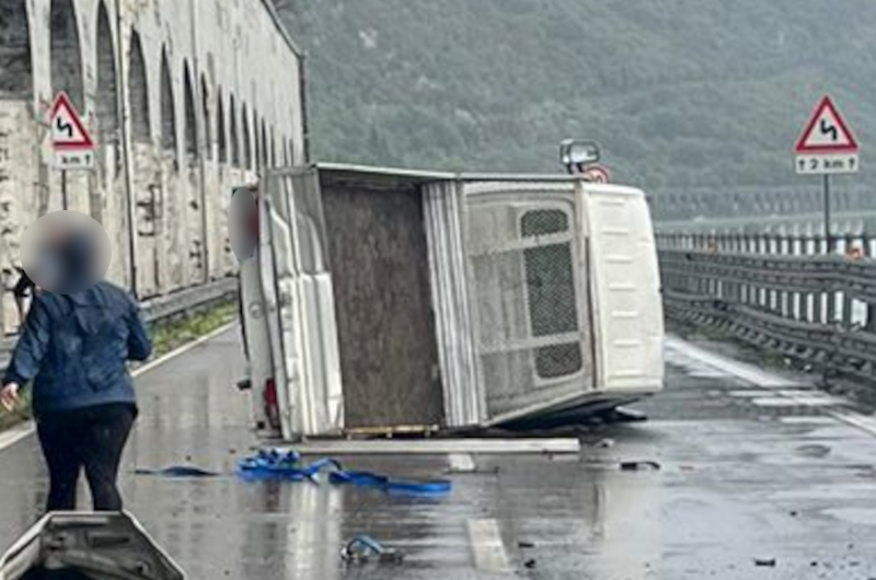 Camioncino ribaltato tra Abbadia e Lecco