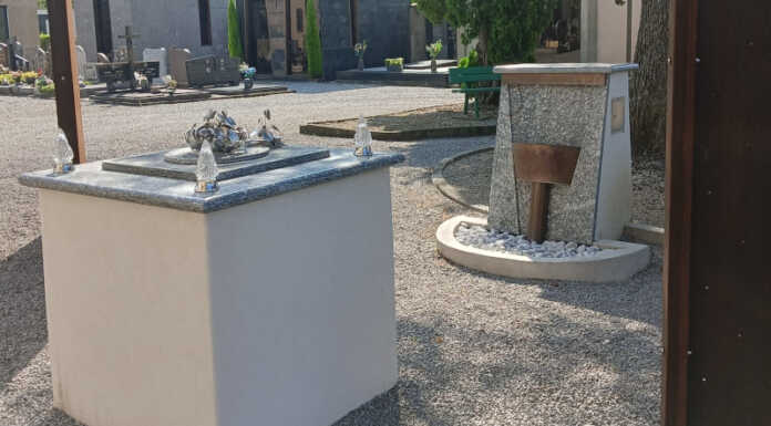 Calolzio. Nel cimitero maggiore il Cinerario e il Giardino della Rimembranza Cinerario comunale nel cimitero a Calolzio
