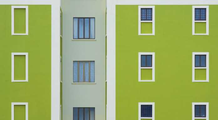 Condomini esasperati: “In due sottotetti vivono 30 persone” condominio