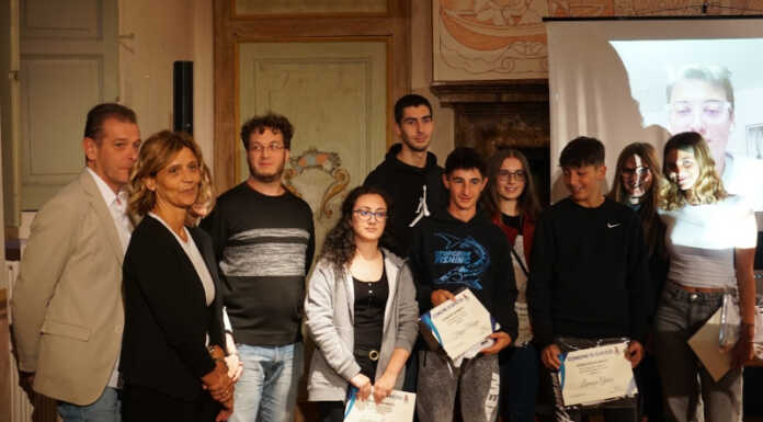 Barzio. Consegnati i diplomi al merito scolastico a 19 studenti Diplomi al merito scolastico Barzio 14set2024