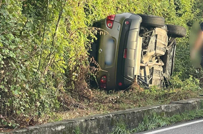 Incidente auto ribaltata via Mandamentale