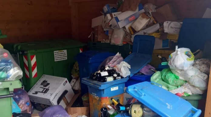 Introbio. Accesso vietato alla eco-casetta, situazione fuori controllo Introbio_casetta_ecologica