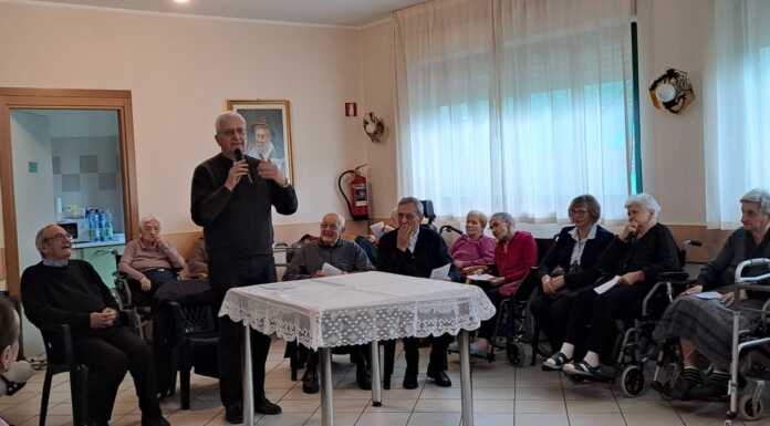 Introbio. Il Vicario Episcopale Don Gianni Cesena in visita ai nonni di Villa Serena