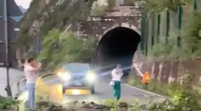 Perledo. Frana sulla SP72, strada chiusa al traffico Perledo frana smottamento SP72 05092024 (10)