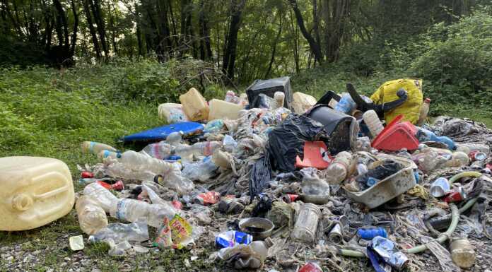 Abbandona rifiuti: preso il criminale ambientale. Adesso rischia 26mila euro di multa Rifiuti Abbandonati Strada Morterone settembre 2024
