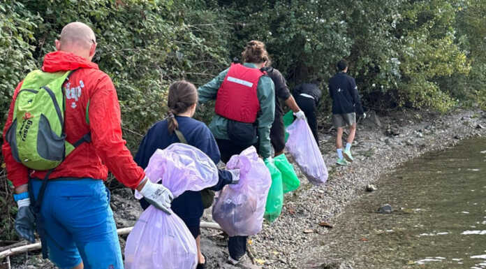 Debutto a Lecco per Save the Lake, anche il sindaco in canoa per ripulire il lago Save the lake clean up pescarenico