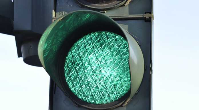 Casargo, lavori sulla Sp67, senso unico alternato fino a dicembre semaforo