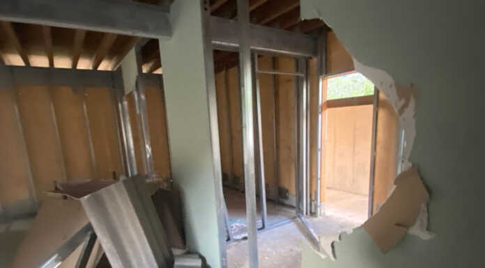 Abbadia. Vandalizzato il cantiere del Parco Ulisse Guzzi: “Offesa alla comunità” Abbadia atto vandalico cantiere Parco Ulisse Guzzi