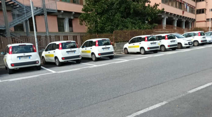 Auto delle Poste in via Badoni, Boscagli (FdI): “E’ un parcheggio non è un deposito” auto poste sosta parini lecco