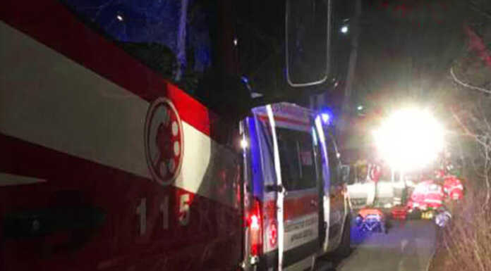 SS36. Auto ribaltata all’altezza di Molteno, due giovani soccorsi nella notte incidente-pompieri-ambulanza-notte-vigili-del-fuoco