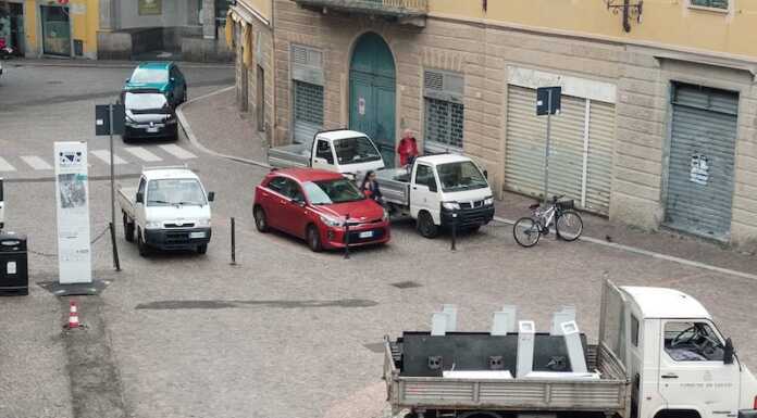 Lecco. Addio al ‘Blue Bike’, iniziata la rimozione delle postazioni in centro blue bike-rimozione-piazza diaz