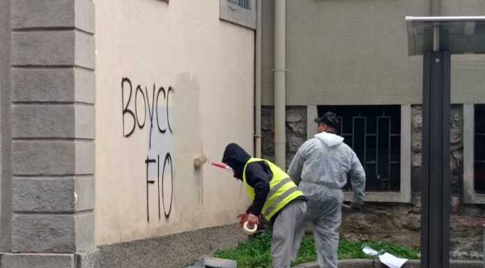 Corteo contro la Fiocchi, si ripuliscono le scritte lasciate in città rimozione scritte fiocchi