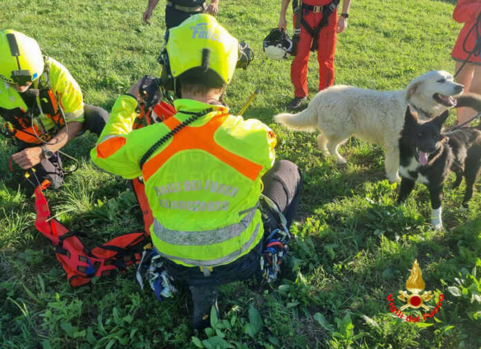 Mandello Sentiero del Fiume recupero escursionisti cani Vigili del Fuoco