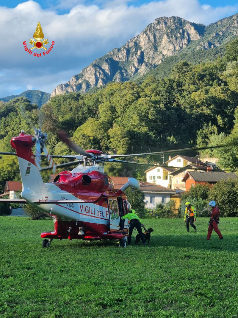 Mandello Sentiero del Fiume recupero escursionisti cani Vigili del Fuoco