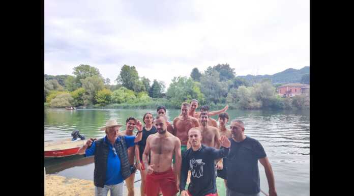 Brivio, palo della cuccagna sul fiume: divertimento sulle rive dell’Adda