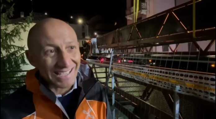Ponte di Malavedo, notte di lavoro per la posa delle nuove passerelle