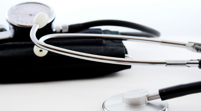 Sanità, l’assessore Bertolaso ai giovani medici: “Nei nostri ospedali siete al sicuro”