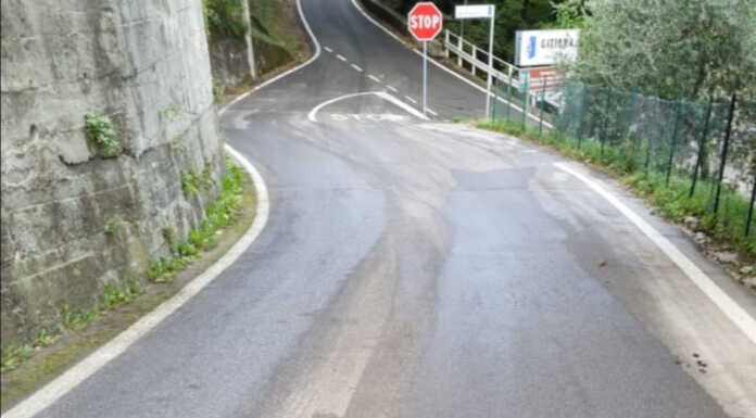 Perledo. Attenzione! Olio sull’asfalto tra Gittana e Strada del Verde Perledo perdita olio Riva di Gittana Strada del Verde