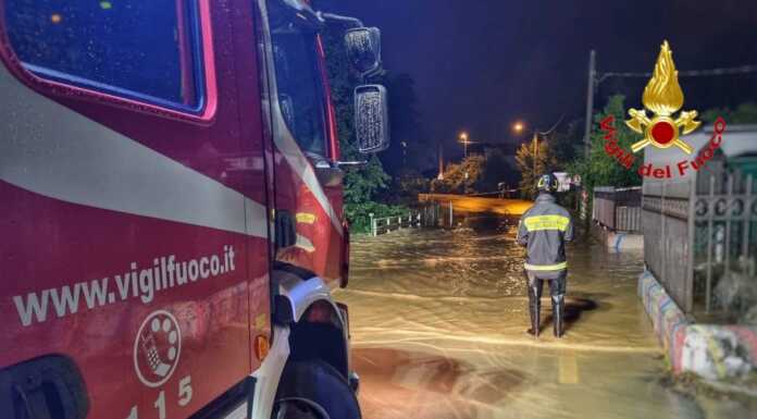 Crolla un muro sui binari: evacuati 60 passeggeri del Besanino