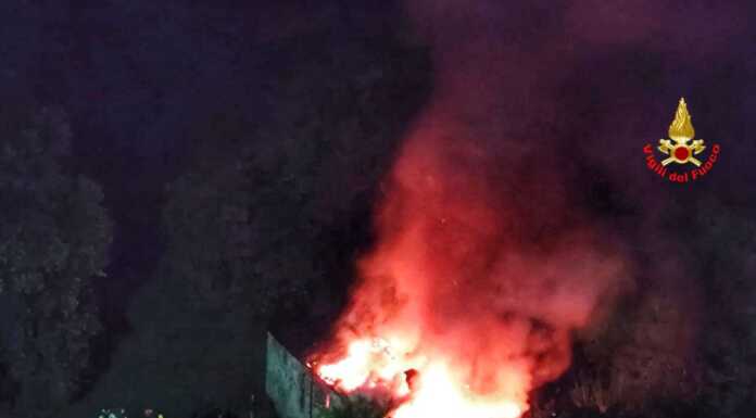 Premana, incendio di una baita: in azione quattro squadre di Vvf